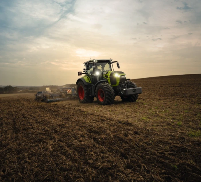 Effiziente Leistung, smarter Komfort und kompromisslose Vielseitigkeit: Der neue AXION 8 CMATIC von CLAAS